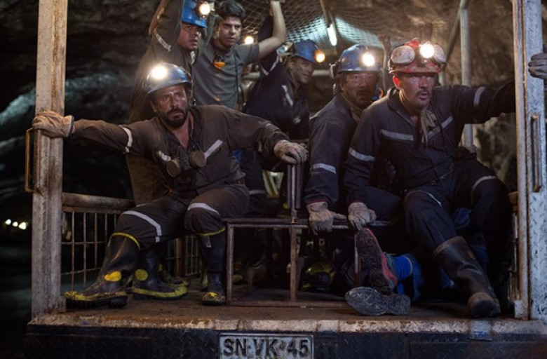 ©2015 ALCON ENTERTAINMENT, LLC Photo Credit: Beatrice Aguirre. Caption: (Far right) ANTONIO BANDERAS as Mario Sepúlveda and (top left, standing) JACOB VARGAS as Edison Peña in Alcon Entertainment’s true-life drama “THE 33,”