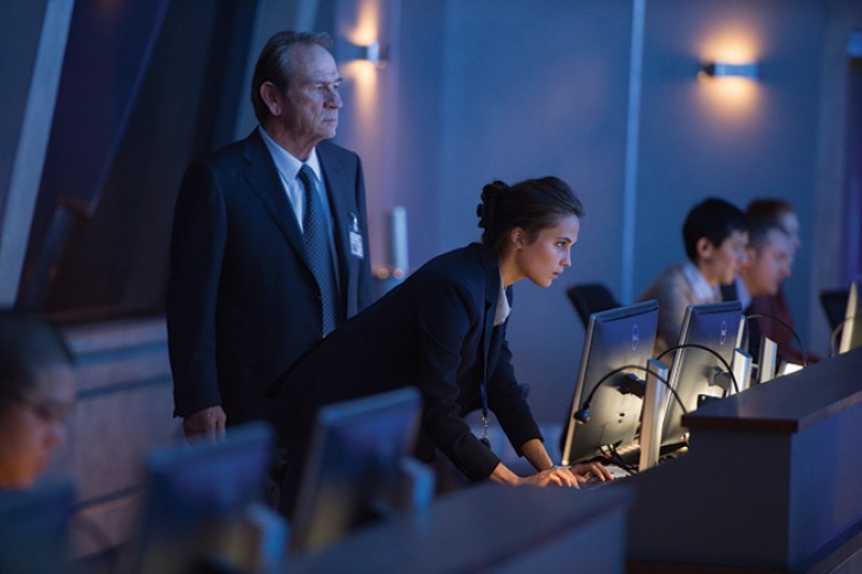 CIA Director Dewey (TOMMY LEE JONES) and Heather Lee (ALICIA VIKANDER) in “Jason Bourne,” the action-thriller in which Matt Damon returns to his most iconic role. Paul Greengrass, the director of The Bourne Supremacy and The Bourne Ultimatum, once again j