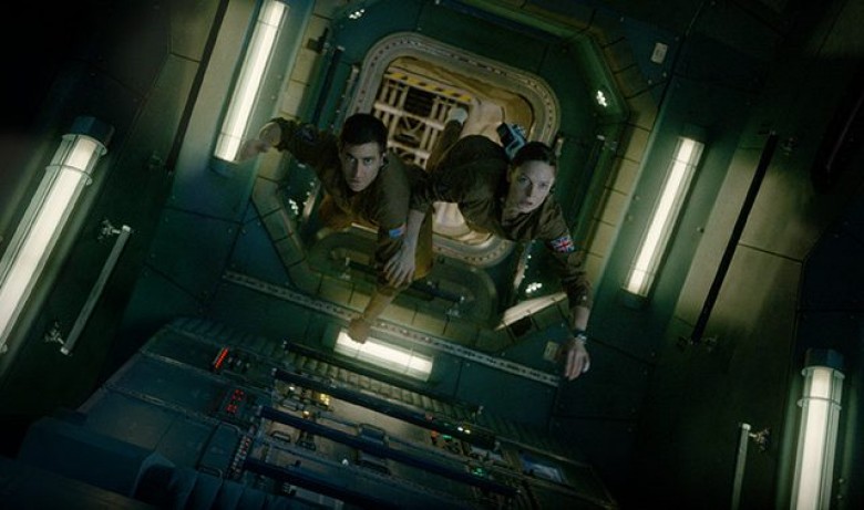 David Jordan (Jake Gyllenhaal) and Miranda North (Rebecca Ferguson) in Columbia Pictures’ LIFE. PHOTO BY: Courtesy of Sony Pictures © 2016 CTMG, Inc. All Rights Reserved. **ALL IMAGES ARE PROPERTY OF SONY PICTURES ENTERTAINMENT INC. FOR PROMOTIONAL USE ON