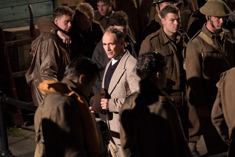 © 2017 WARNER BROS. ENTERTAINMENT INC. ALL RIGHTS RESERVED Photo Credit: Melinda Sue Gordon. Caption: (Center) MARK RYLANCE as Mr. Dawson in the Warner Bros. Pictures action thriller “DUNKIRK,” a Warner Bros. Pictures release.