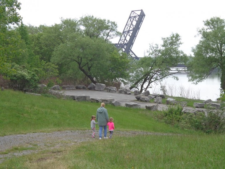 Claire Foy (left) stars as Sawyer Valentini and Jay Pharoah (right) stars as Nate Hoffman in Steven Soderbergh’s UNSANE, a Fingerprint Releasing and Bleecker Street release.