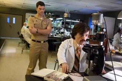 Dr.Trask (Peter Dinklage, seated)