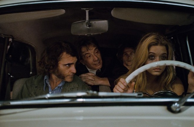 Photo Credit: Courtesy of Warner Bros. Pictures Caption: (L-r) JOAQUIN PHOENIX as Larry “Doc” Sportello, MARTIN SHORT as Dr. Rudy Blatnoyd, D.D.S., JORDAN CHRISTIAN HEARN as Denis & SASHA PIETERSE as Japonica Fenway