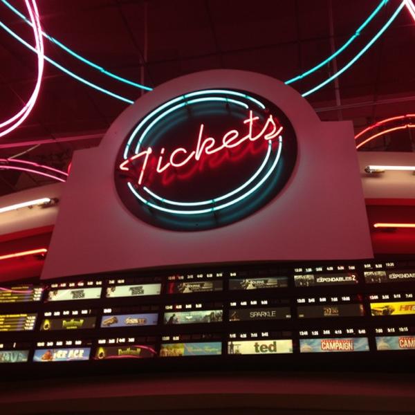 Regal Quaker Crossing Stadium 18